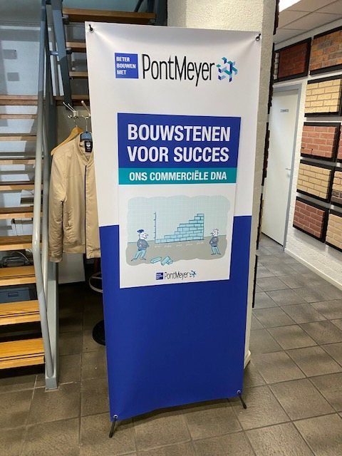 Het Sales DNA aan de muur bij PontMeyer De PontMeyer-banner Bouwstenen voor succes, ons commerciële DNA, op een vestiging