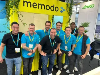 Incompany sales training: voordelen, kosten en wat je mag verwachten Het salesteam van Memodo staat samen op de beursstand, bij het artikel Incompany sales training: voordelen, kosten en wat je mag verwachten