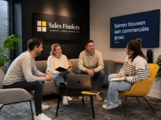 Dealreviews: het vaste moment dat grote deals binnenhoudt Twee collega's nemen in de zithoek een grote deal door, bij het artikel Dealreviews: het vaste moment dat grote deals binnenhoudt
