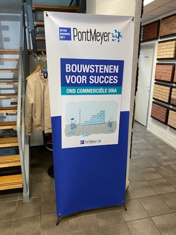 PontMeyer-banner "Bouwstenen voor succes — ons commerciële DNA" op een vestiging