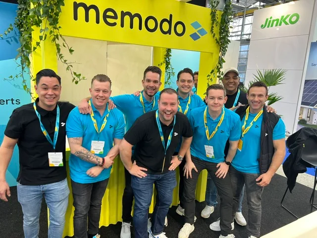 Incompany sales training: voordelen, kosten en wat je mag verwachten Het salesteam van Memodo staat samen op de beursstand, bij het artikel Incompany sales training: voordelen, kosten en wat je mag verwachten